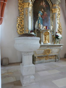 Taufbrunnen (vor dem Hochaltar)