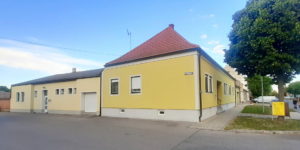 Pfarrheim (links) + Pfarrhof (rechts)