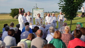 Gabriel Kozuch (Stadtpfarrer Neusiedl/See) leitete die Hl. Messe ...