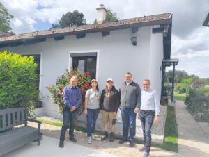 Besuch bei der betroffenen Familie, die Hochwasserspenden des Seelsorgeraumes erhalten hat Besuch bei der betroffenen Familie, die Hochwasserspenden des Seelsorgeraumes erhalten hat